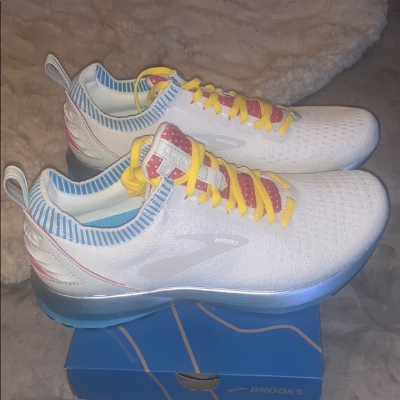 womens brooks levitate 2 le